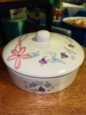 Hand-Painted Floral Ceramic Covered Powder vanity Dish